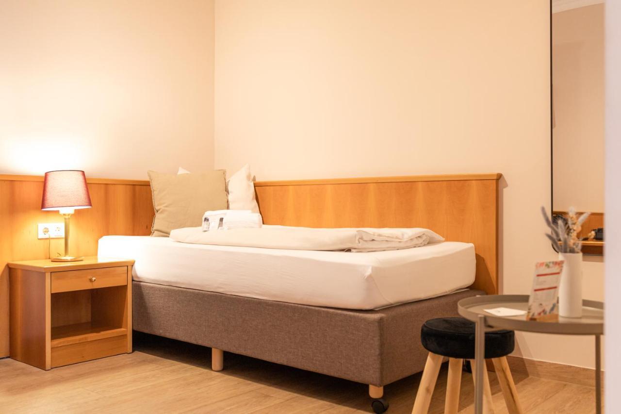 Hotel Restaurant Am Park ヴァルトロップ エクステリア 写真